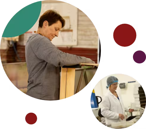 Femme concentrée sur une tâche manuelle ; technicienne en blouse dans un laboratoire.