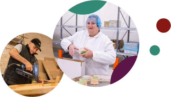 Travailleurs en atelier, l’un emballant des produits, l’autre utilisant une agrafeuse sur du bois.