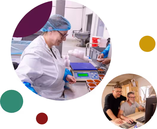 Technicienne en laboratoire alimentaire pesant échantillons; deux collègues travaillent sur ordinateur.