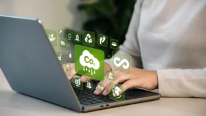 Mains tapant sur un clavier avec des icônes virtuelles liées à l’écologie et la réduction du CO₂.